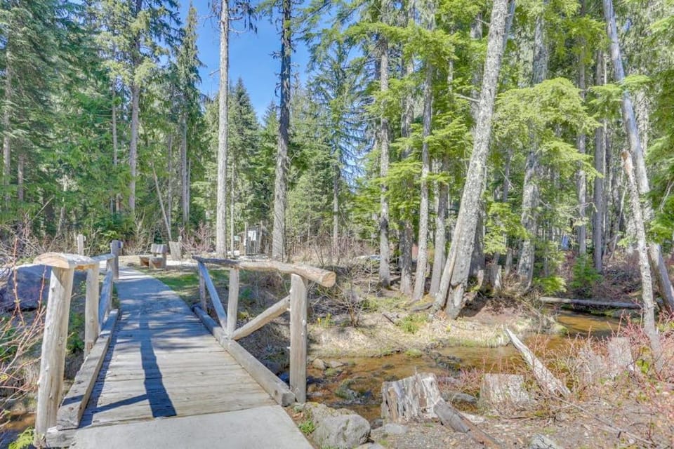 Modern condo with shared pool & hot tub - steps to town near skiing House in Clackamas County
