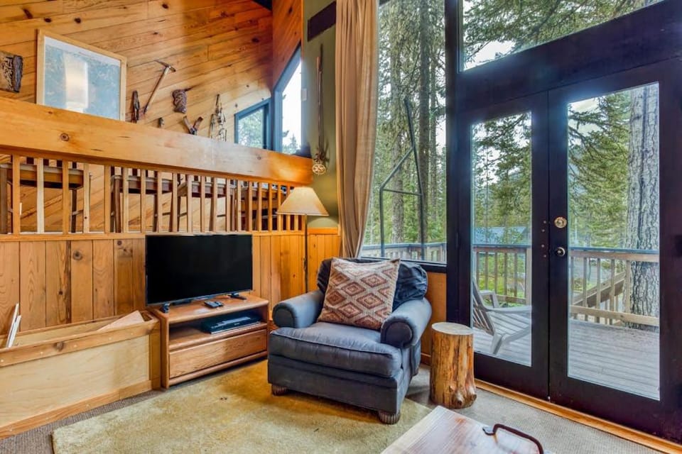 Serene Wooded Retreat with Free WiFi Large Deck & Spacious Loft - Skiing Nearby House in Clackamas County