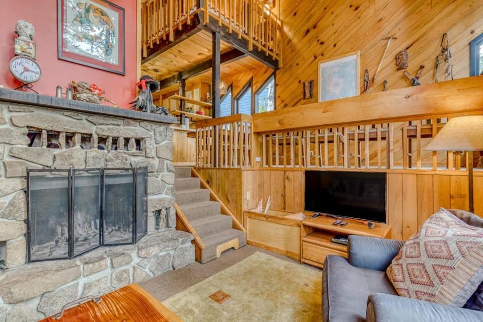 Serene Wooded Retreat with Free WiFi Large Deck & Spacious Loft - Skiing Nearby House in Clackamas County