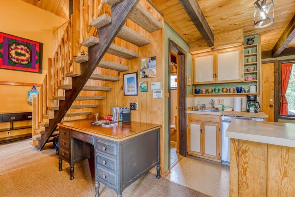 Serene Wooded Retreat with Free WiFi Large Deck & Spacious Loft - Skiing Nearby House in Clackamas County