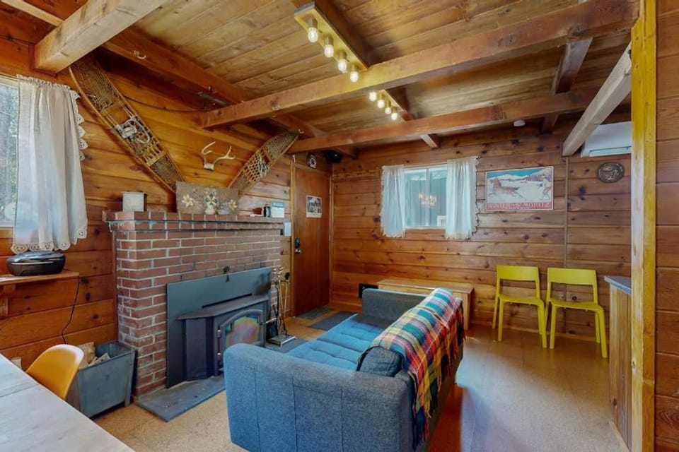 Cozy & comfortable mountain cabin with great Government Camp location Cabin in Government Camp