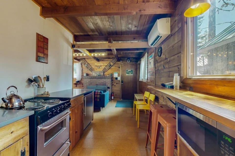 Cozy & comfortable mountain cabin with great Government Camp location Cabin in Government Camp