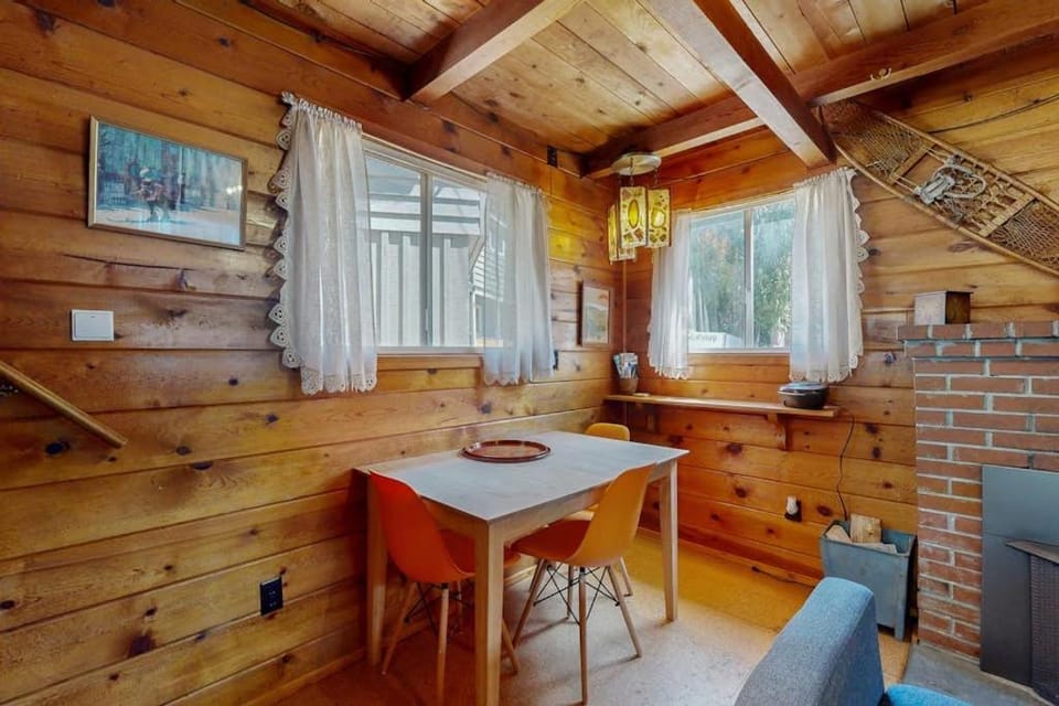 Cozy & comfortable mountain cabin with great Government Camp location Cabin in Government Camp
