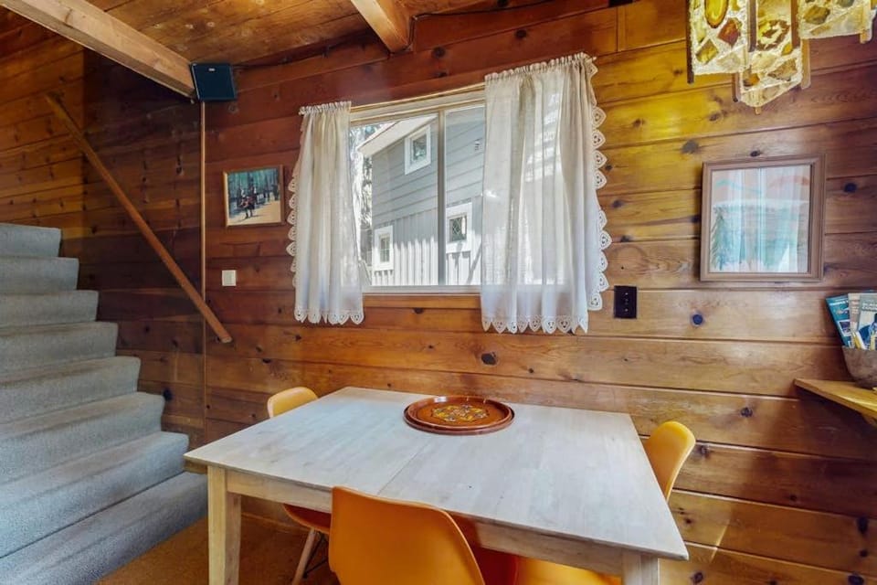 Cozy & comfortable mountain cabin with great Government Camp location Cabin in Government Camp