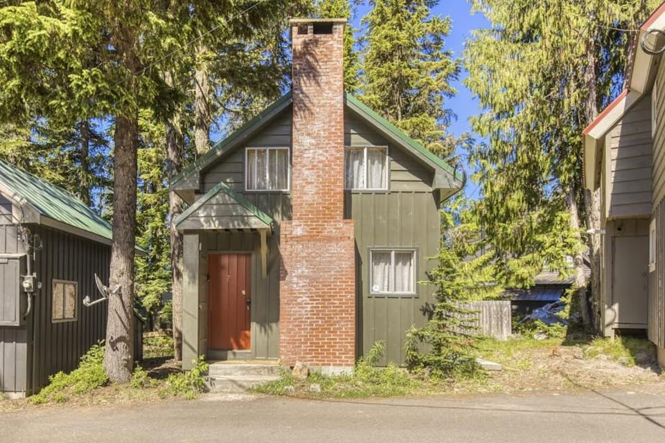 Cozy & comfortable mountain cabin with great Government Camp location Cabin in Government Camp