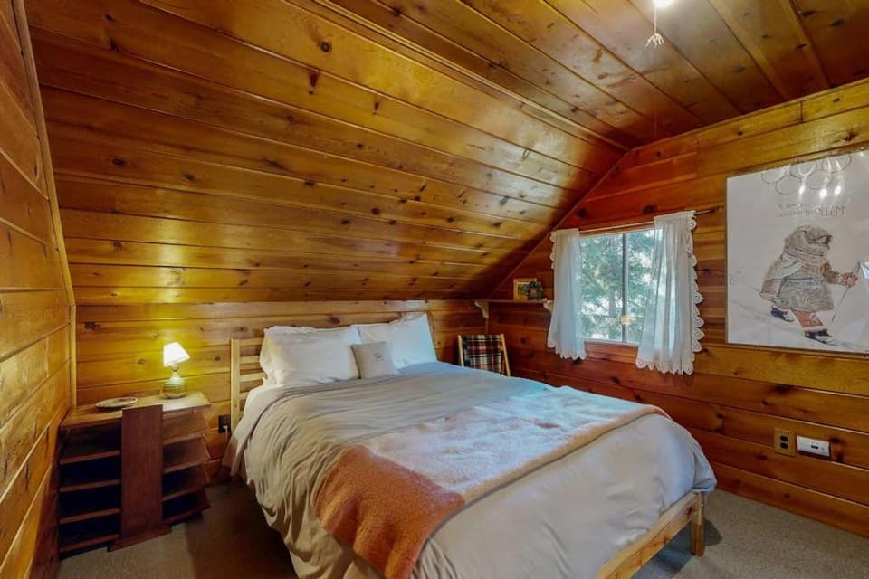 Cozy & comfortable mountain cabin with great Government Camp location Cabin in Government Camp