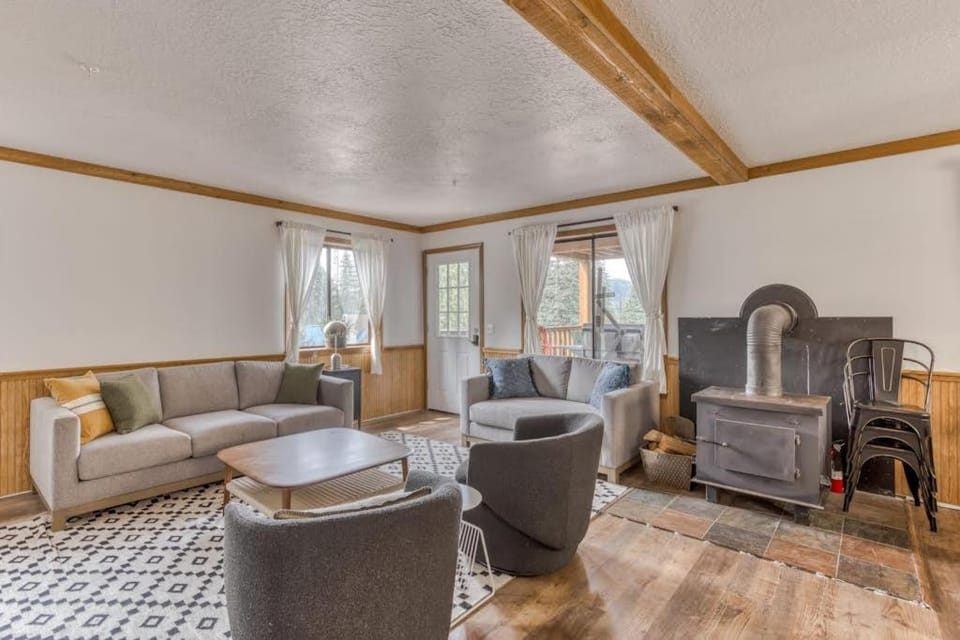 Recently updated in 2024-Large dog-friendly home with covered deck House in Clackamas County
