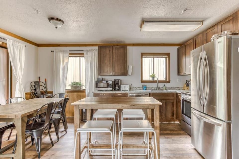 Recently updated in 2024-Large dog-friendly home with covered deck House in Clackamas County