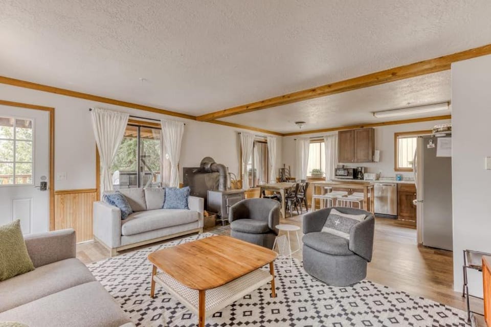 Recently updated in 2024-Large dog-friendly home with covered deck House in Clackamas County