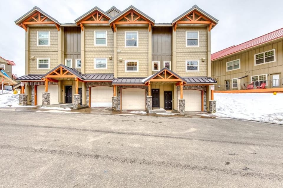 Beautifully updated Mt Hood condo with pool & hot tub & easy access to skiing House in Clackamas County