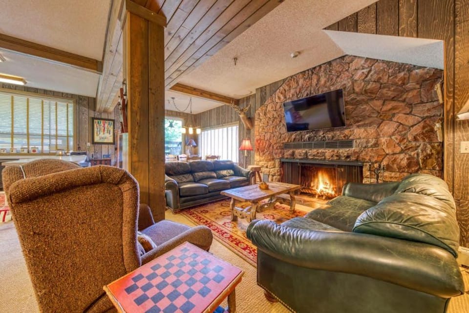 Spacious historic lodge with game room pool & fireplace - close to Skibowl House in Clackamas County