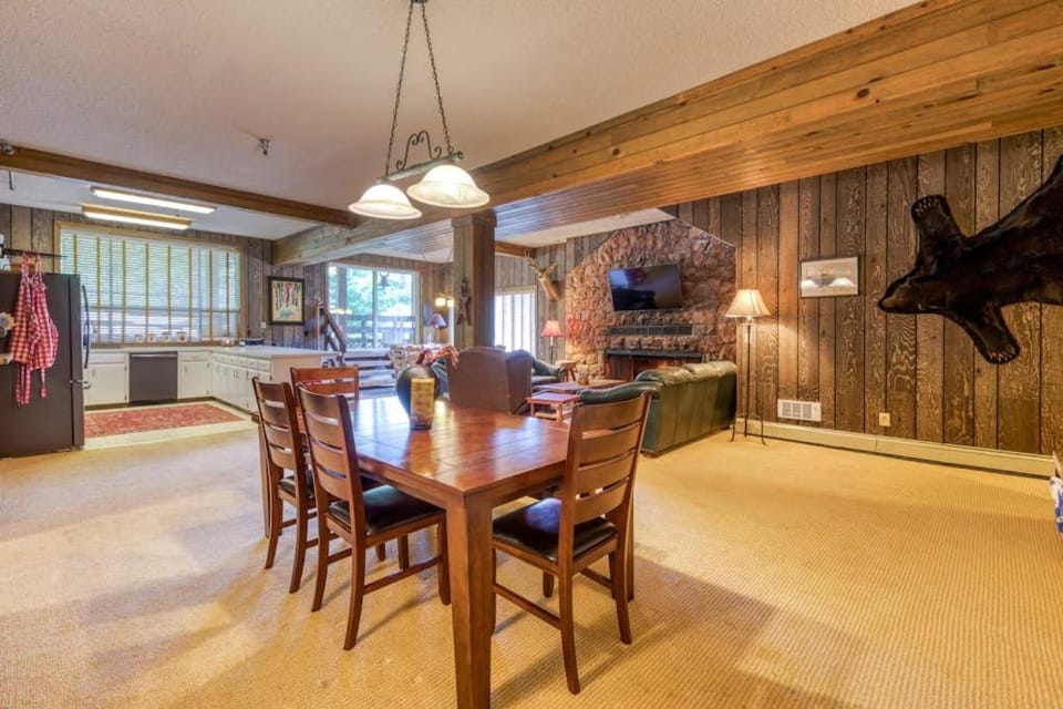 Spacious historic lodge with game room pool & fireplace - close to Skibowl House in Clackamas County