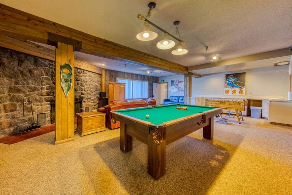 Spacious historic lodge with game room pool & fireplace - close to Skibowl House in Clackamas County