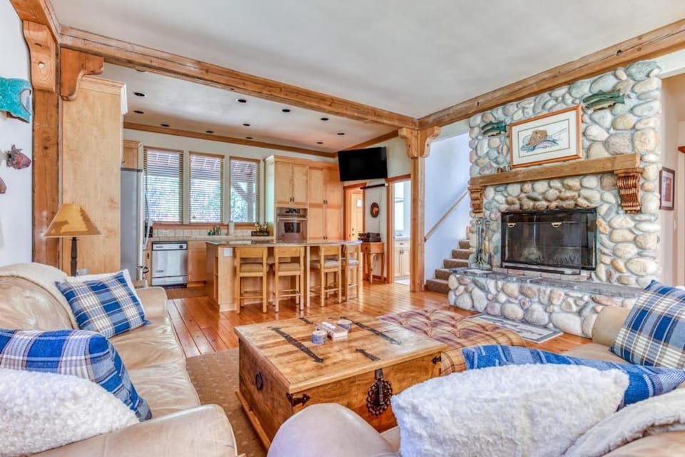 Beautiful mountain retreat with 2 suites & bunkroom walk to dining & amenities House in Clackamas County