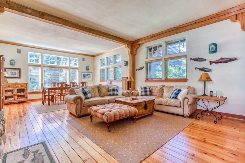 Beautiful mountain retreat with 2 suites & bunkroom walk to dining & amenities House in Clackamas County