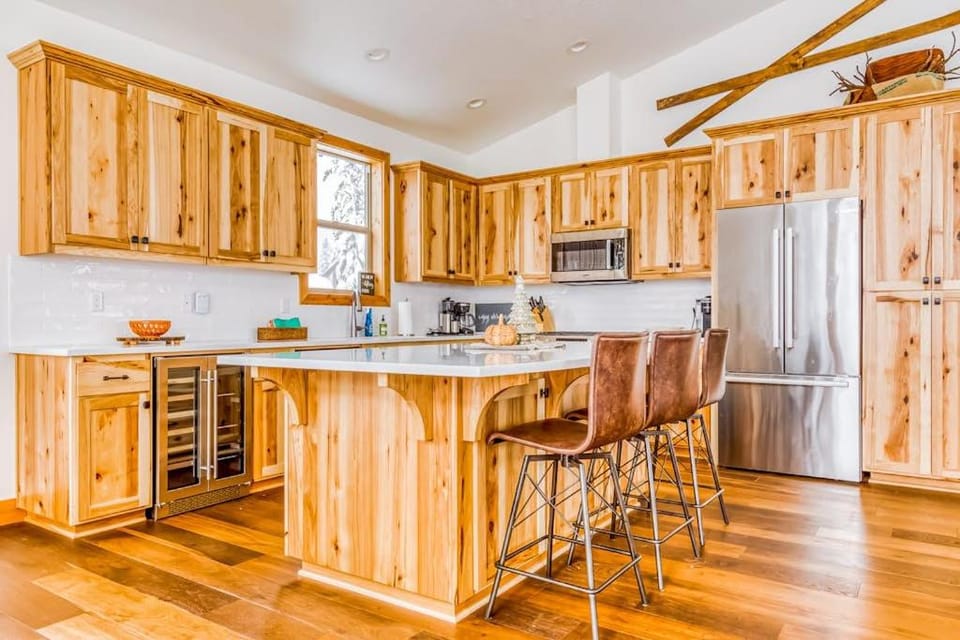 Beautiful Modern Alpine Home - Private Hot Tub Gas Fireplaces Walk to Dining House in Clackamas County
