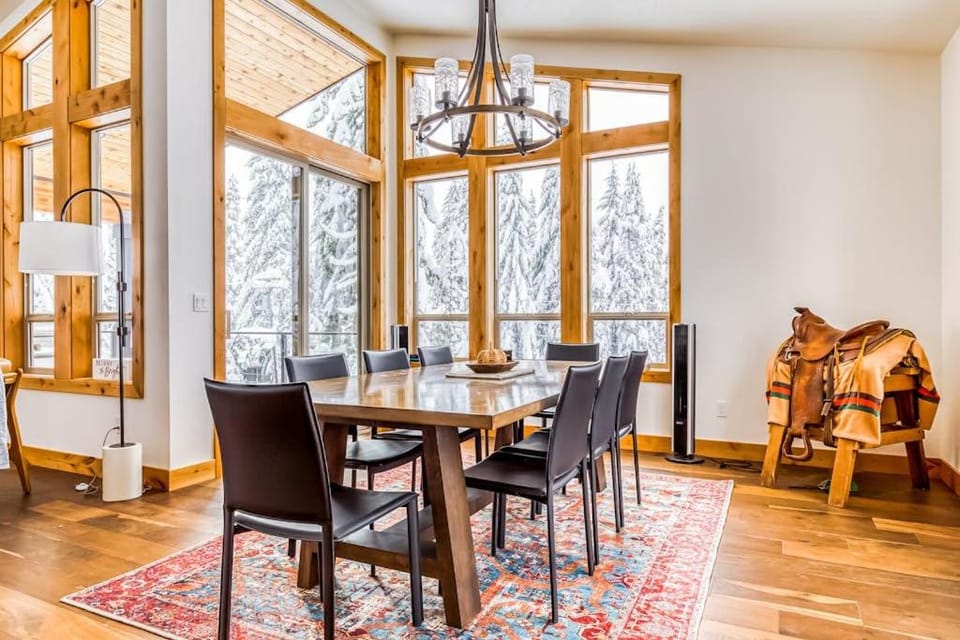 Beautiful Modern Alpine Home - Private Hot Tub Gas Fireplaces Walk to Dining House in Clackamas County