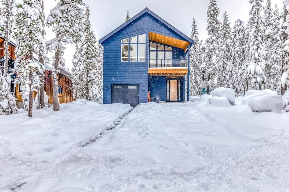 Beautiful Modern Alpine Home - Private Hot Tub Gas Fireplaces Walk to Dining House in Clackamas County