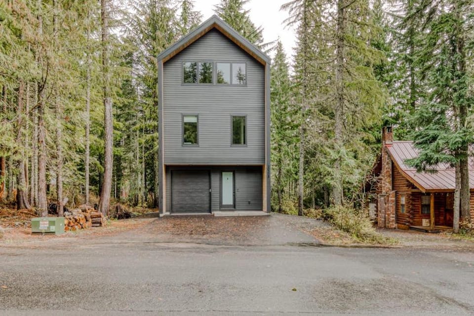 Sleek Modern Home in Town with Forest Views Fire Table WiFi - Walk to Skiing House in Clackamas County