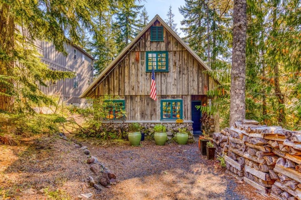Gorgeous custom-built chalet with fireplace & home office - walk to ski & hiking Chalet in Clackamas County