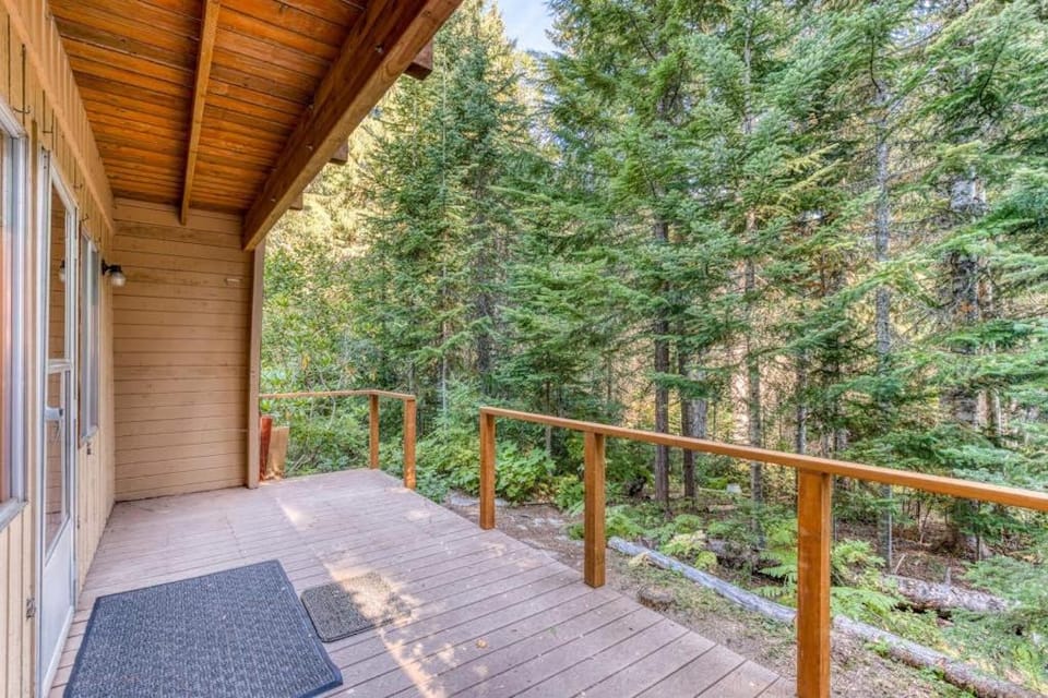 Creek-side mountain cabin with fireplace balcony & full kitchen - near hiking Cabin in Clackamas County