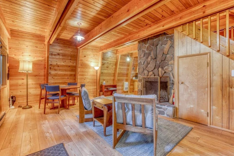 Creek-side mountain cabin with fireplace balcony & full kitchen - near hiking Cabin in Clackamas County
