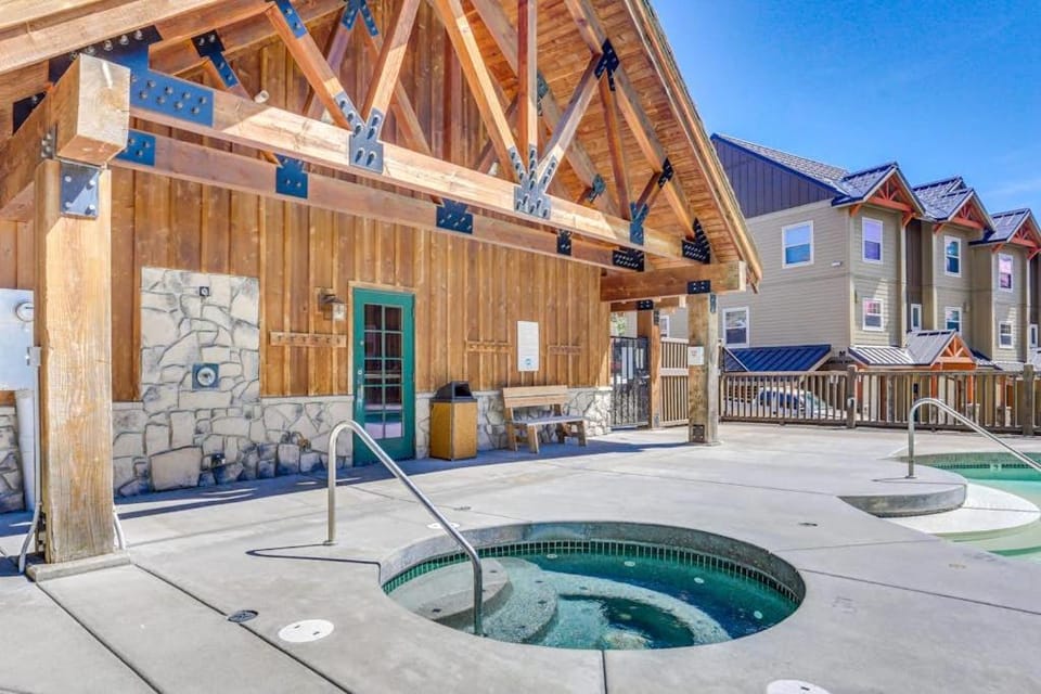 Three-story retreat with a gas fireplace plus access to pool hot tub & sauna House in Clackamas County