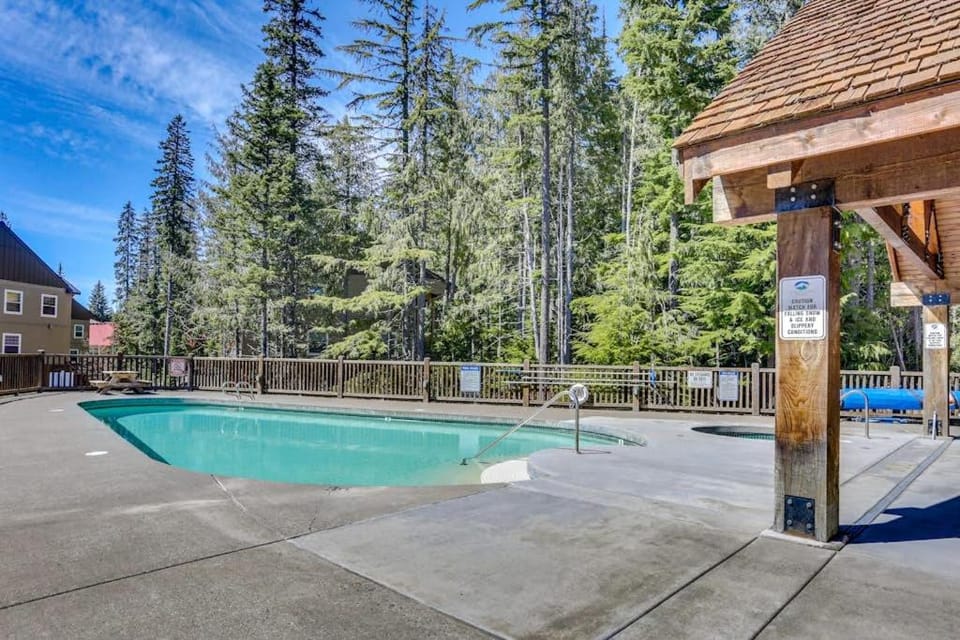 Three-story retreat with a gas fireplace plus access to pool hot tub & sauna House in Clackamas County