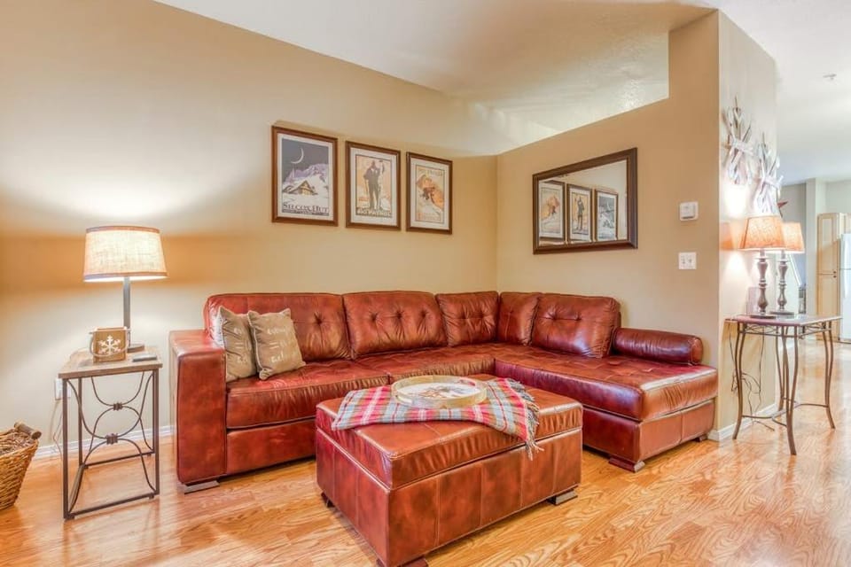 Three-story retreat with a gas fireplace plus access to pool hot tub & sauna House in Clackamas County