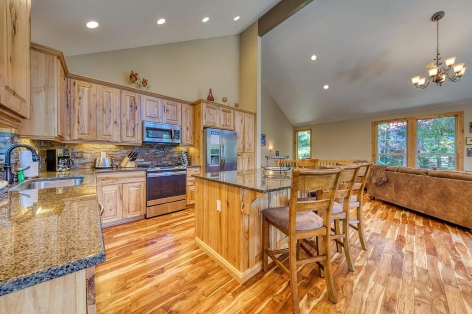 Charming home with hot tub fireplace & W&D - in great Government Camp location House in Clackamas County