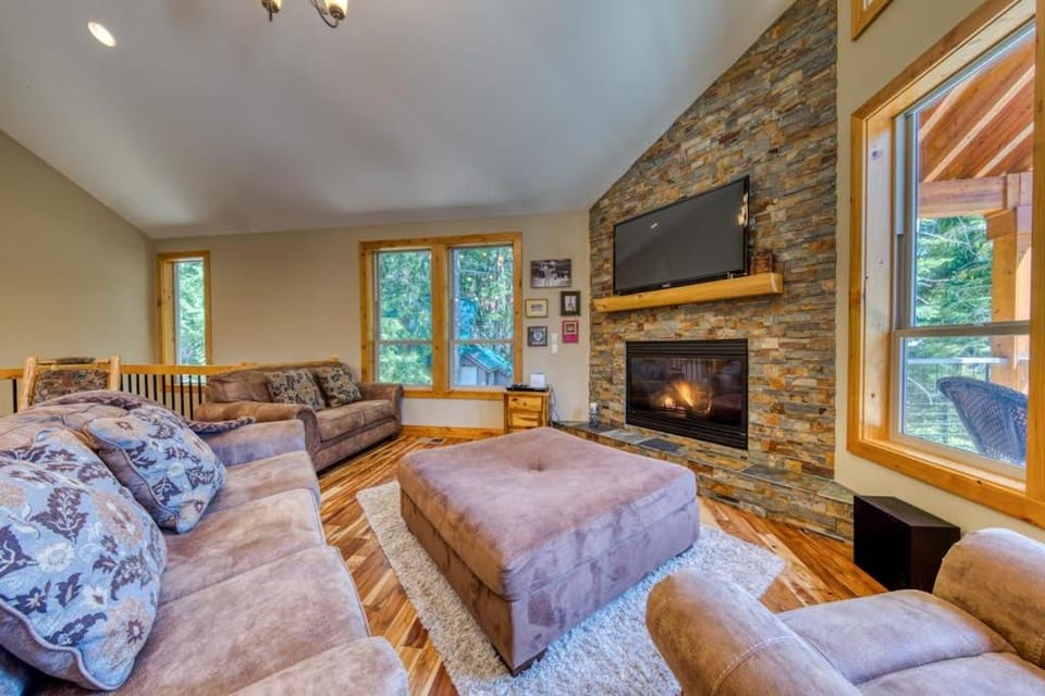 Charming home with hot tub fireplace & W&D - in great Government Camp location House in Clackamas County