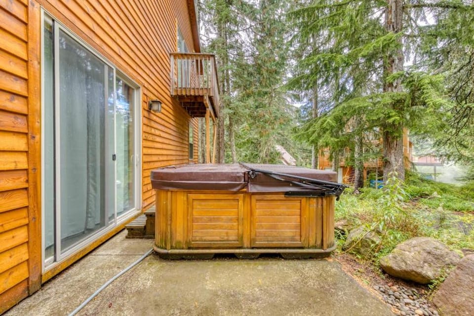 Charming home with hot tub fireplace & W&D - in great Government Camp location House in Clackamas County