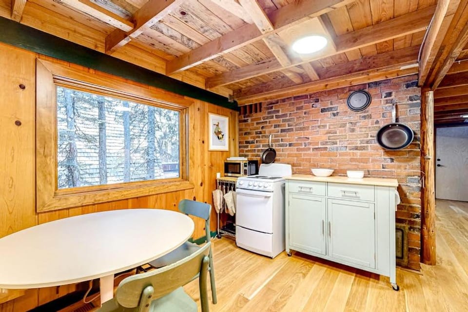 Tranquil & historic cabin with fireplace & deck views - near skiing Cabin in Clackamas County