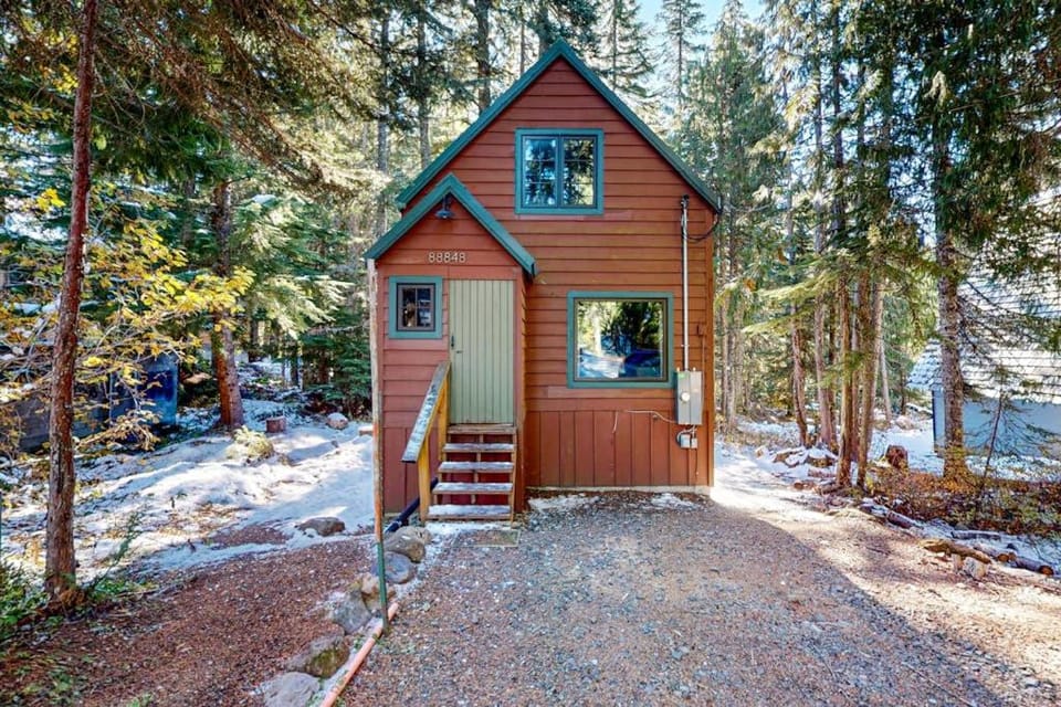 Tranquil & historic cabin with fireplace & deck views - near skiing Cabin in Clackamas County