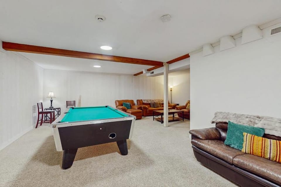 Spacious and bright Mt Hood lodge home with private hot tub - near skibowl House in Clackamas County