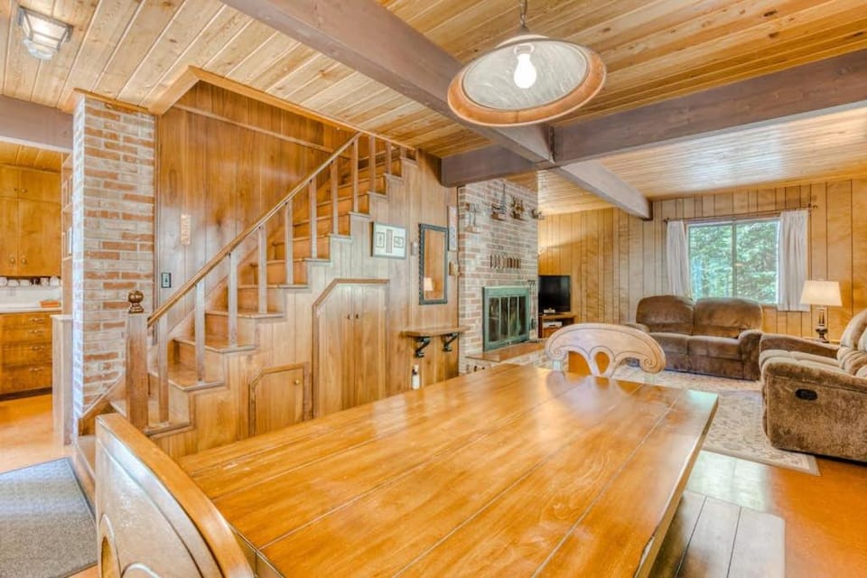 Two-Story Cabin with Wood Fireplace Deck Gas Grill & Washer Dryer Cabin in Clackamas County