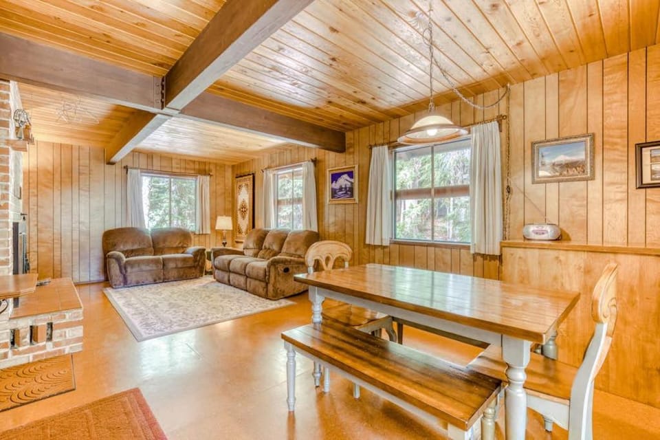Two-Story Cabin with Wood Fireplace Deck Gas Grill & Washer Dryer Cabin in Clackamas County