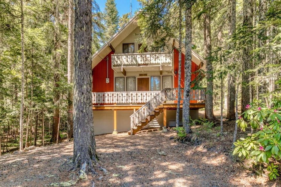 Two-Story Cabin with Wood Fireplace Deck Gas Grill & Washer Dryer Cabin in Clackamas County