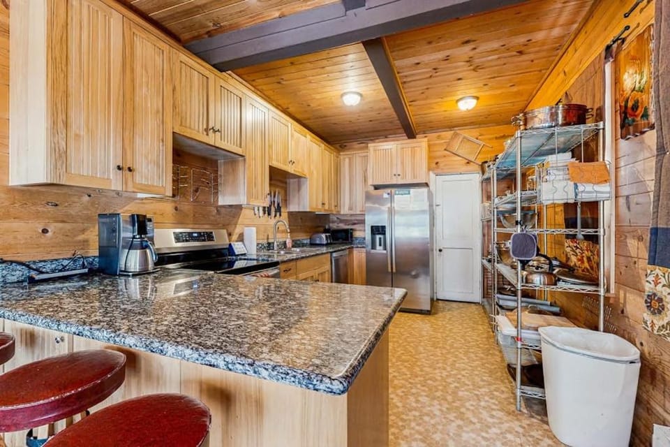 Rustic and Serene Cabin with Great Home Essentials Close to Skiing Cabin in Clackamas County