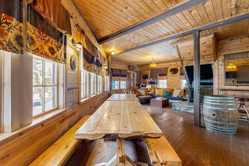 Rustic and Serene Cabin with Great Home Essentials Close to Skiing Cabin in Clackamas County