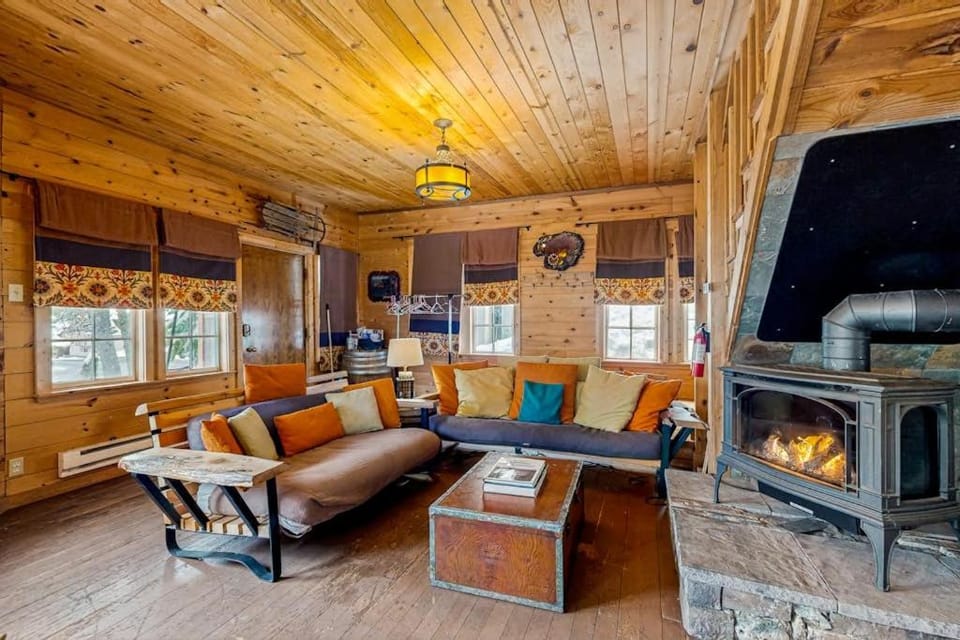 Rustic and Serene Cabin with Great Home Essentials Close to Skiing Cabin in Clackamas County