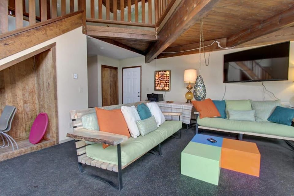 Adorable and Spacious Cabin in the Heart of Government Camp -Close to Ski Access Cabin in Clackamas County