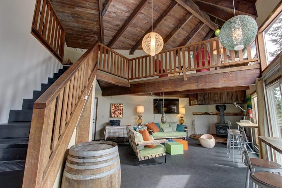 Adorable and Spacious Cabin in the Heart of Government Camp -Close to Ski Access Cabin in Clackamas County