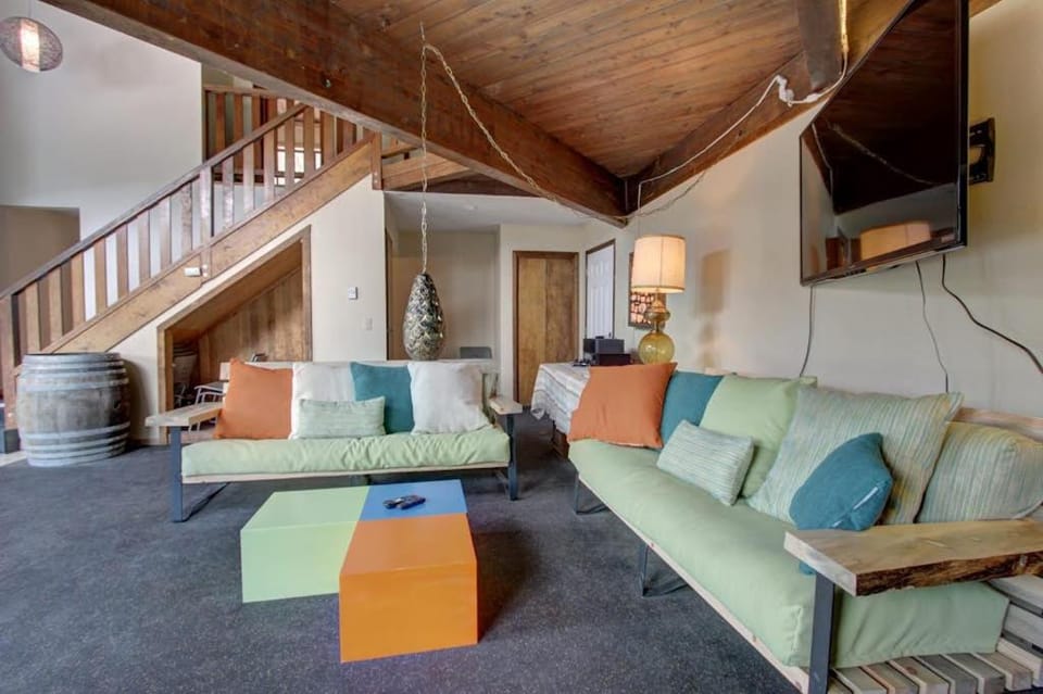 Adorable and Spacious Cabin in the Heart of Government Camp -Close to Ski Access Cabin in Clackamas County