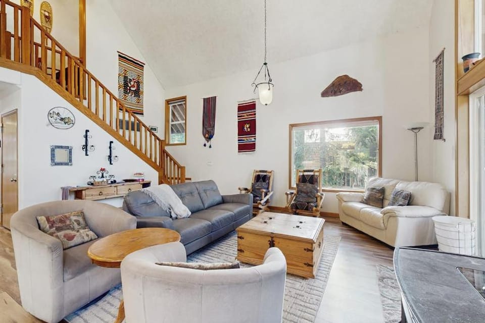 Ski home with mountain views & private hot tub - plus an additional apartment House in Clackamas County