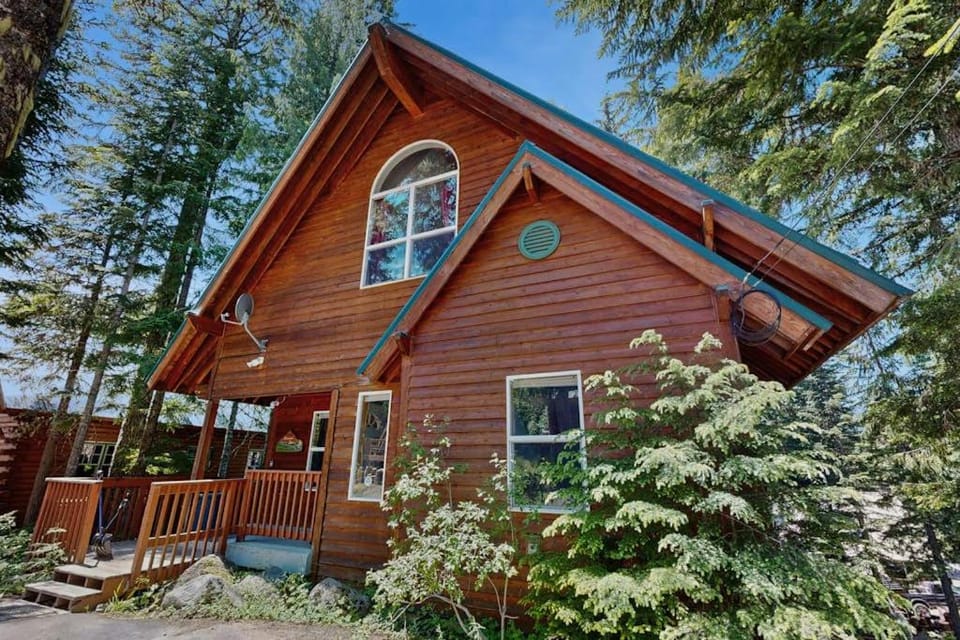 Ski home with mountain views & private hot tub - plus an additional apartment House in Clackamas County