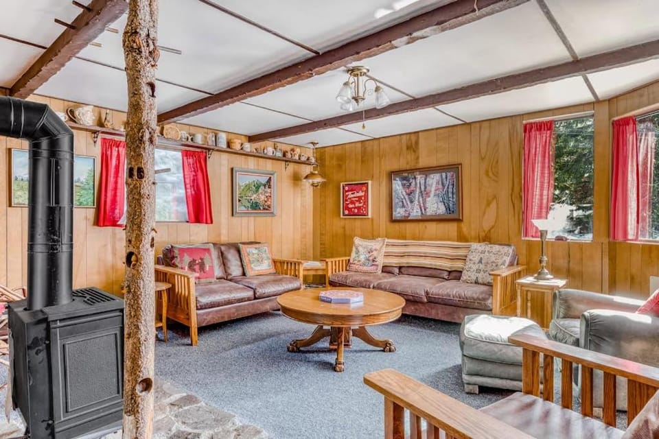 Cozy Mountain Cabin with Full Kitchen - Close to Town Skiing & Hiking Trails Cabin in Clackamas County