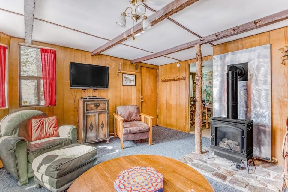 Cozy Mountain Cabin with Full Kitchen - Close to Town Skiing & Hiking Trails Cabin in Clackamas County