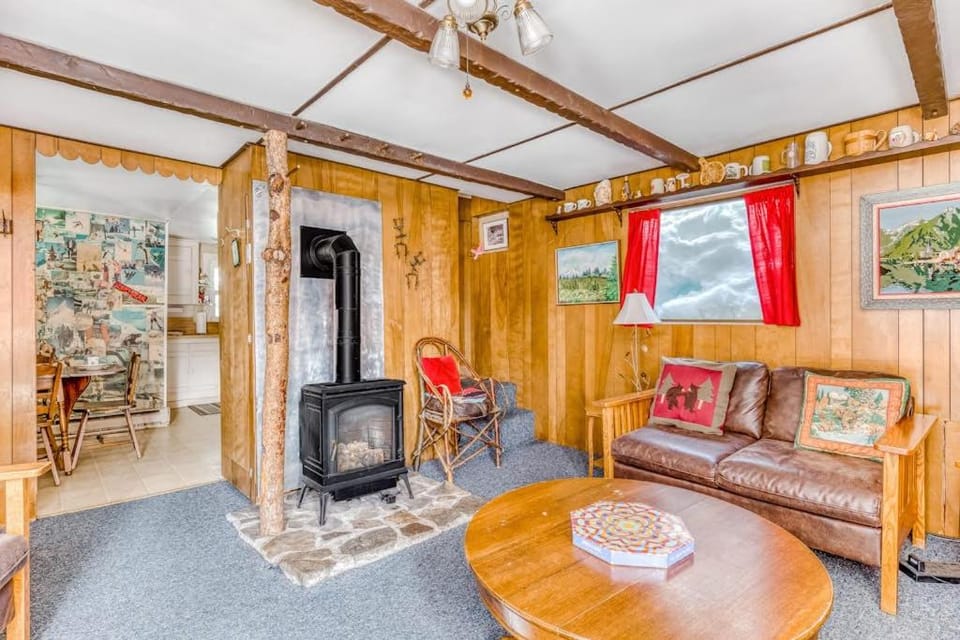 Cozy Mountain Cabin with Full Kitchen - Close to Town Skiing & Hiking Trails Cabin in Clackamas County