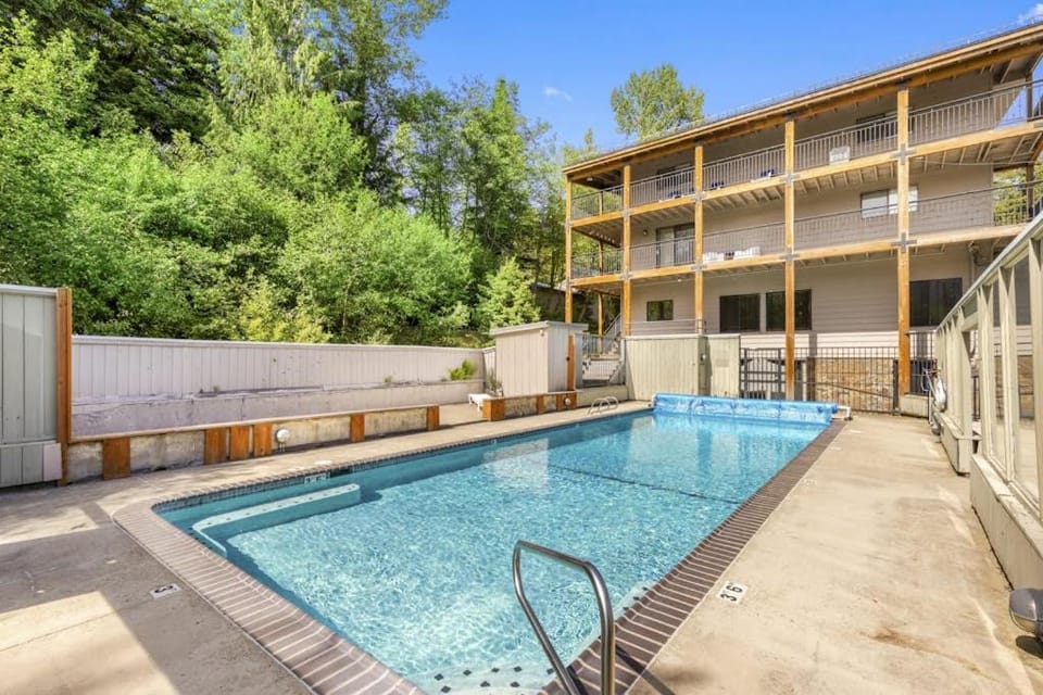 Thunderhead Condo with SkiBowl access - private sauna & shared heated pool House in Clackamas County